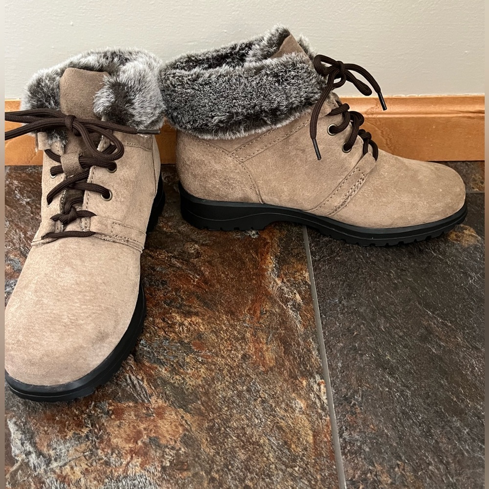 Women’s Cobbie Cuddlers tan with fur trim and lined ankle lace up boots. Size 7